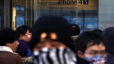 Pekine įsikūrusiai &bdquo;Apple&ldquo; parduotuvei nusprendus nepradėti prekybos &bdquo;iPhone 4S&ldquo; telefonais kilo neramumai, jos vitrinos buvo apmėtytos kiau&scaron;iniais.