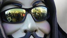 Protestuotojų už interneto laisvę simboliu tapo vadinamoji &bdquo;Vendeta kaukė&ldquo;, kurią dėvėjo pagrindinis filmo &bdquo;V tai Vendeta&ldquo; veikėjas. Nuotraukoje &ndash; protesto akcija prie&scaron; ACTA, vykusi vasario 2 dieną Prahoje. 