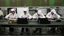 &bdquo;Foxconn&ldquo; gamyklos darbuotojai