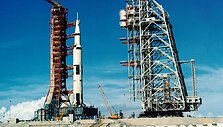 &bdquo;Saturn V&ldquo; raketa, ne&scaron;anti &bdquo;Apollo 11&ldquo; erdvėlaivį. 