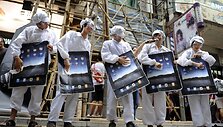 Protesto akcija prie&scaron; darbuotojų i&scaron;naudojimą &bdquo;Foxconn&ldquo; gamyklose, kuriose gaminami &bdquo;Apple&ldquo; produktai. 