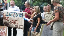 Žaliųjų akcija prie&scaron; aplinkos tar&scaron;ą. 