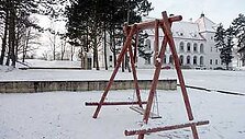 Sūpynės &scaron;alia Biržų pilies.