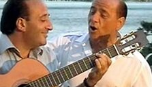 S.Berlusconis ir M.Apicella.