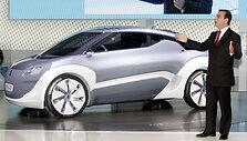 &bdquo;Renault&ldquo; vadovas Carlosas Ghosnas pristatė elektromobilį &bdquo;Renault Zoe&ldquo; pernai rugsėjį.