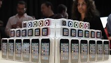 Naujoji &bdquo;iPod&ldquo; grotuvų serija (nuo apačios): &bdquo;iPod Touch&ldquo;, &bdquo;iPod Nano&ldquo; ir &bdquo;iPod Shuffle&ldquo;. 