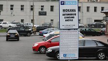 Skaitytojas Artūras svarstė, kaip lietuvių kalba sura&scaron;ytas stovėjimo aik&scaron;telės taisykles turėtų perskaityti užsieniečiai. 