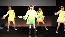 Inžinieriai robotę &bdquo;Divabot&ldquo; i&scaron;mokė ne tik dainuoti, bet ir &scaron;okti scenoje su kitomis atlikėjomis.
