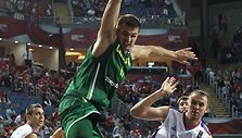 &bdquo;&Scaron;ie sportiniai bateliai man buvo sėkmingi Turkijoje, gal kam nors jie bus gražus suvenyras, o už juos gauti pinigai atne&scaron; bent dalelę džiaugsmo tiems, kuriems jo labiausiai trūksta&ldquo;, &ndash; sakė batelius paaukojęs krep&scaron;ininkas L.Kleiza.