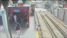 Motina paleido dukrą ant traukinio bėgių ir, pamačiusi atvažiuojantį lokomotyvą, paliko ją likimo valiai.