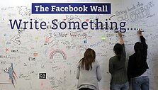 &bdquo;Facebook&ldquo; darbuotojai ra&scaron;o ant specialiai tam skirtos sienos, įrengtos kompanijos būstinėje.