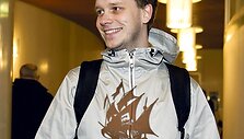 P.Sunde didžiausia problema laiko tai, kad interneto vartotojai yra gaudomi ir baudžiami, tarsi nusikaltėliai. 