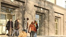 Skatinamųjų stipendijų nesulaukiantys studentai teigia, kad nauja stojimo į pedagogikos studijas tvarka turėjo būti &bdquo;gelbėjimosi ratu&ldquo;, tačiau, pasak studentų, VPU &bdquo;kaip skęstantis laivas vis grimzta gilyn&ldquo;. 