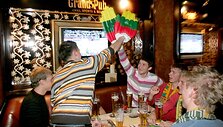 Ankstesnių čempionatų patirtis rodo, kad krep&scaron;inio aistruoliai dažnai keturias namų sienas i&scaron;keičia į kavinės ar baro &scaron;urmulį. 