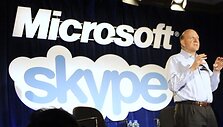 &bdquo;Microsoft&ldquo; generalinis direktorius Steve'as Ballmeris prane&scaron;a apie kompanijos sprendimą įsigyti interneto pokalbių programą &bdquo;Skype&ldquo;.