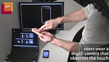 Nematomas i&scaron;manusis telefonas valdomas spaudant delną
