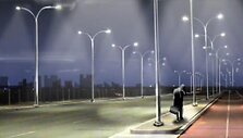 Olandijoje testuojama i&scaron;manioji gatvių ap&scaron;vietimo sistema, kuri nustato įprastinį ap&scaron;vietimą, kai gatvėje pasirodo judantys pėstieji, dviratininkai ar automobiliai. 