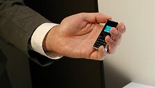 &bdquo;Willcom&ldquo; mobiliojo ry&scaron;io operatoriaus pristatytas &bdquo;WX03A&ldquo; yra bene mažiausias ir lengviausias mobilusis telefonas pasaulyje. 