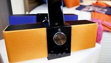 Naujausios spalvų mados atstovas &bdquo;Logitech PureFi Express Plus&ldquo; &ndash; norintiems suspindėti ir i&scaron;vaizda, ir garsu.