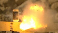 Telefonas &bdquo;iPhone 4S&ldquo; suvarpytas kulkomis. 
