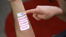 &bdquo;OmniTouch&ldquo; bet kokį pavir&scaron;ių gali paversti lietimui jautriu ekranu.