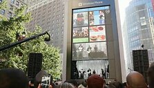 Niujorko centre i&scaron;dygo milžini&scaron;kas &bdquo;Windows Phone 7&ldquo; telefonas