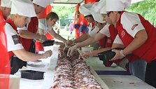 Sostinės mažiesiems i&scaron;keptas 15 metrų ilgio ir apie 130 kg. svorio pyragas