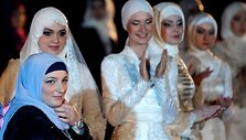 Medni Kadyrovos įkurti mados namai &bdquo;Firdaws&ldquo; kuria drabužius musulmonėms.