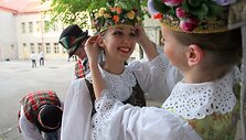 Tūkstantmečio dainų &scaron;ventei besiruo&scaron;iantys ansamblio &bdquo;Vingis&ldquo; &scaron;okėjai tikisi, kad jokie organizaciniai nesklandumai nesugadins pakilios nuotaikos.