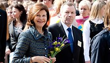 Į Pilaitės vidurinę mokyklą atvykusiai &Scaron;vedijos karalienei Silvijai įteikta gėlių puok&scaron;tė atkartojo &Scaron;vedijos vėliavos spalvas.