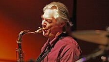 Saksofonistas Janas Garbarekas su ansambliu &bdquo;The Hilliard Ensemble&ldquo; koncertuos skaralinėje erdvėje.