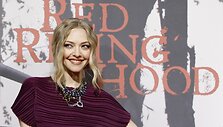 Naujausias Amandos Seyfried darbas &ndash; Valeri vaidmuo &bdquo;Raudonkepuraitėje&ldquo;.