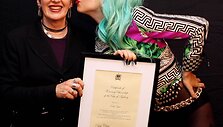 Lady Gagos bučinys Sidnėjaus merei Clover Moore.
