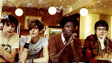 Grupė &bdquo;Bloc Party&ldquo; ir jos vokalistas Kele Okereke (antras i&scaron; de&scaron;inės).
