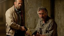 Jasonas Stathamas (kairėje) ir Robertas De Niro trileryje &bdquo;Profesionalai&ldquo;