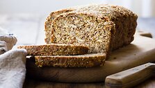 Begliutenė duona su sėklomis ir rie&scaron;utais
