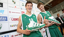 Didžiausio Europos sporto avalynės gamintojo &bdquo;Adidas&ldquo; atstovai Baltijos &scaron;alyse ir ŪBIG valdomas Kauno &bdquo;Žalgirio&ldquo; klubas pasira&scaron;ė bendradarbiavimo sutartį, pagal kurią žalgiriečiai visą sezoną galės rinktis jiems patinkančią naujausių modelių sportinę avalynę