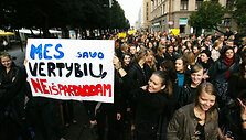 Vilniaus Universiteto Kauno Humanitarinio Fakulteto studentai rengė akciją, kuria buvo siekiama atkreipti visuomenės bei akademinės bendruomenės dėmesį į planuojamą Vilniaus Universiteto Kauno Humanitarinio Fakulteto reorganizavimą ir likvidavimą