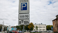 Automobilių aik&scaron;telė prie Kauno geležinkelio stoties