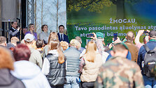 Ąžuolų sodinimo akimirkos