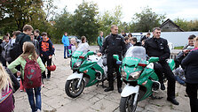 Motociklininkai mokiniams dalino at&scaron;vaitus