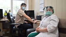 Aku&scaron;eris ginekologas Marius Goberis ir anesteziologė Jelena Čiučiulkienė gydytojų kabinete po neseniai atliktos Cezario operacijos.