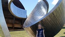 CERN'e Higso bozono tyrimų metu prie CERN skulptūros &bdquo;Klajojant po nei&scaron;matuojamus&ldquo;.