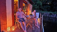 Simonas ir Aistė savo vasaros namelyje ant vandens
