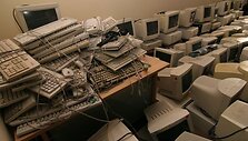 Aukciono metu i&scaron;parduodamas nebenaudojamas savivaldybės turtas, pavyzdžiui, kompiuterių monitoriai ir klaviatūros.