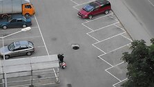 Kaune, prie prekybos centro atviras &scaron;ulinys, kurio niekas neuždengia ir netvarko jau kelias dienas.