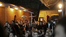 Idėjas prane&scaron;ėjai pristato kavinės "Skliautas" kiemelyje. Akimirka i&scaron; pirmojo "Pecha Kucha" vakaro.