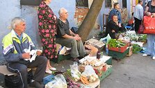 Kauno Stoties turgaus prieigose pasirodę tikrintojai ai&scaron;kinosi, ar visi prekeiviai tai daro pagal taisykles.
