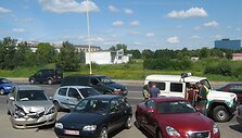 S.Žukausko gatvėje kilusiame eismo įvykyje nukentėjo močiutė ir jos aplankyti atvykusi anūkė. I&scaron; viso apgadintos 5 automobiliai.