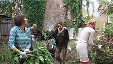 Nusprendę apleistame name surengti meno projektą, studentai pirmiausia turėjo i&scaron;kuopti jo teritorijoje susikakupusias &scaron;iuk&scaron;les, nupjauti žolę.